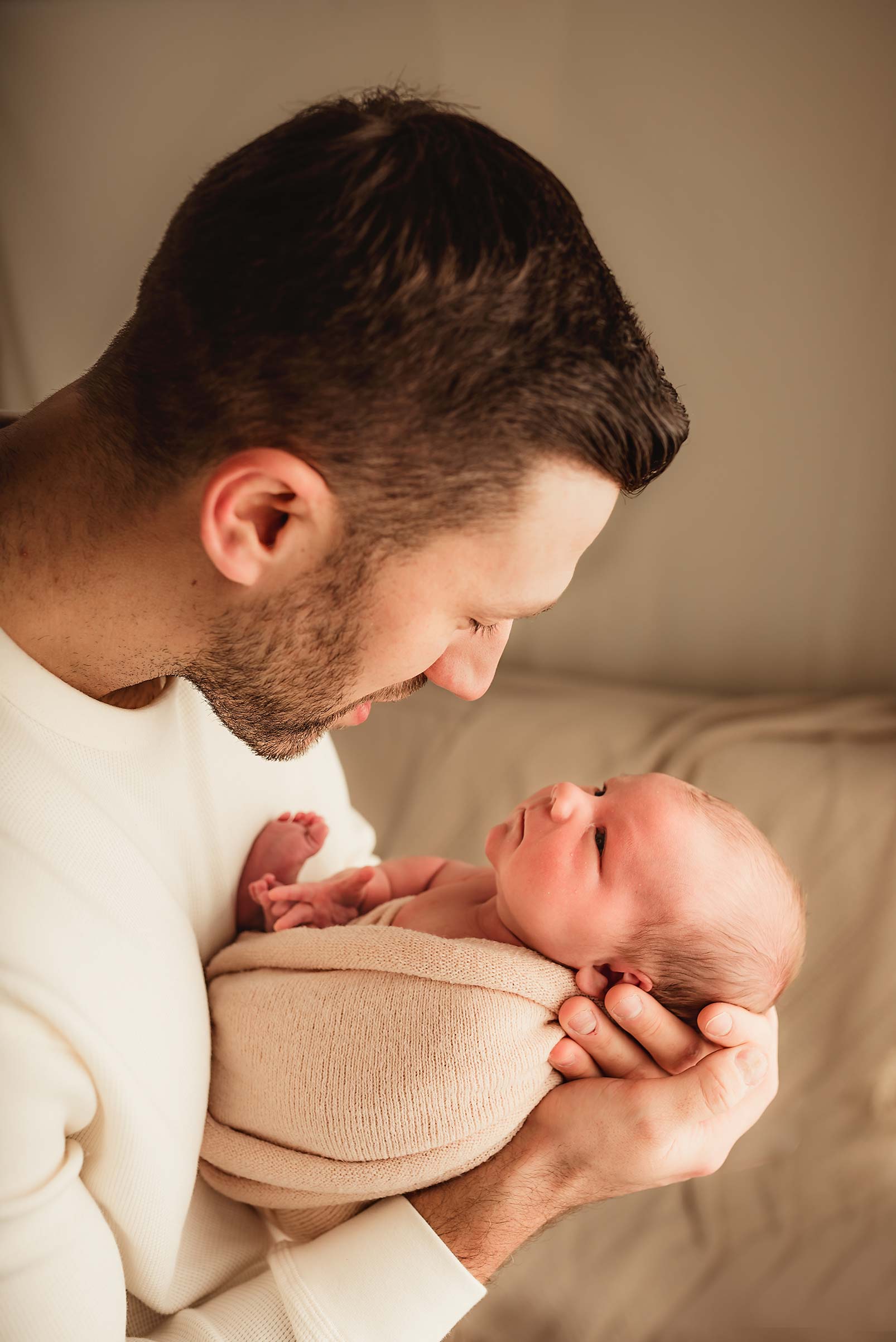 Appleberry studio, newborn twin baby boys family photoshoot with grey backdrop, studio shooting.